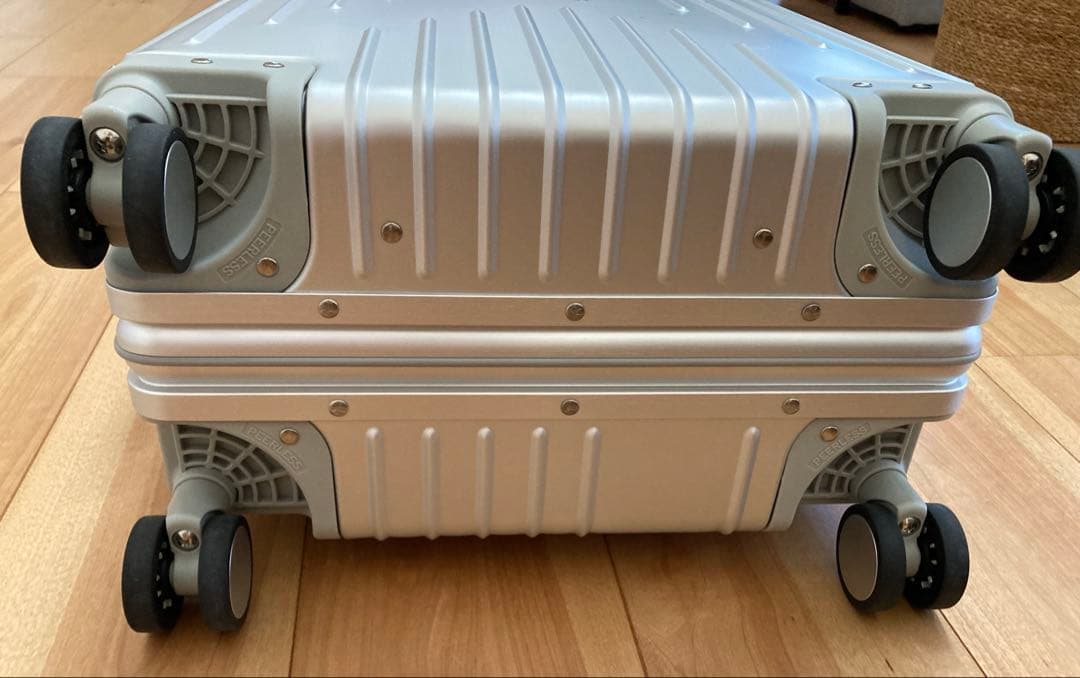 【美品】イノベーター 機内持ち込み対応　シルバー 36L