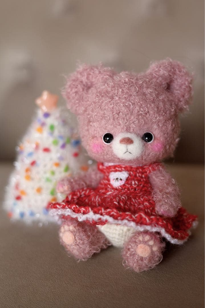 イルミネーション クリスマスツリーとアースカラーのクマちゃん