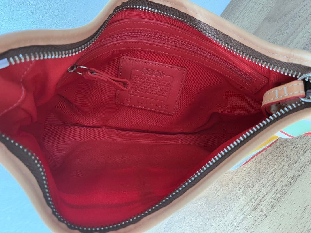 コーチ　カラフルボーダー　ホーボー　ハーフムーン　チャーム付き