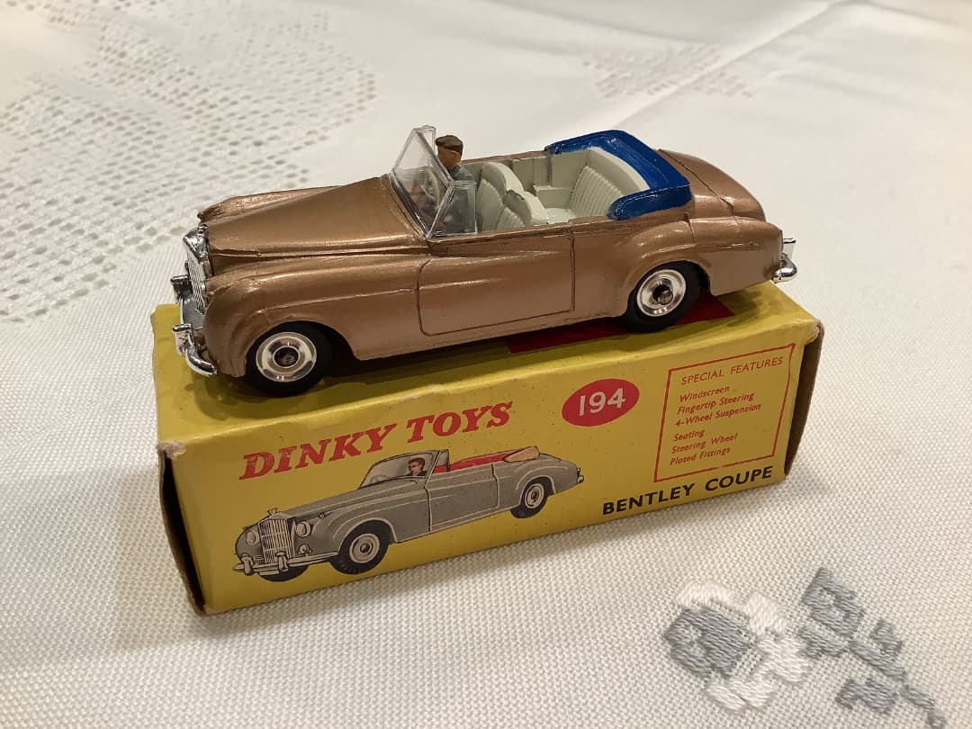 お値下げ！レアカラーDINKY TOYS BENTLEY ミニカー
