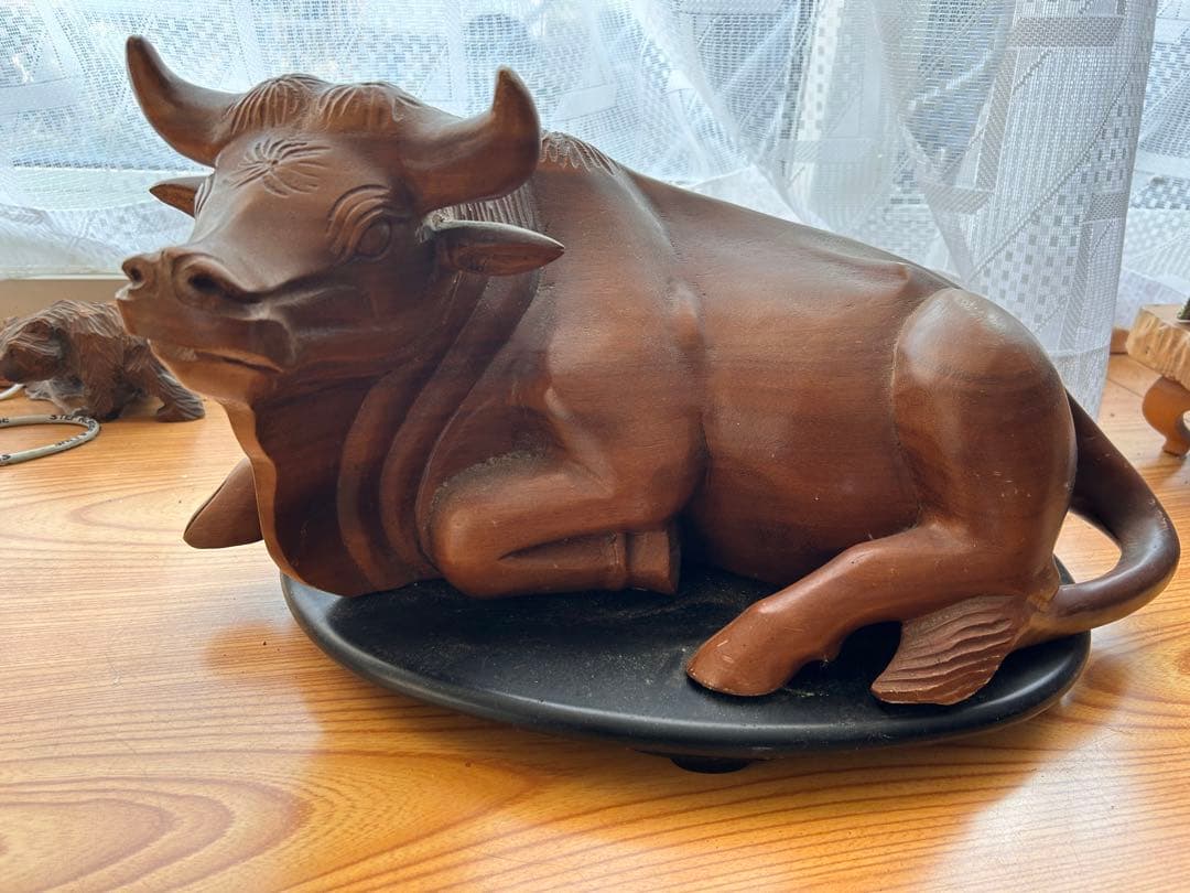 陶器製 牛の置物 黒色台座付き