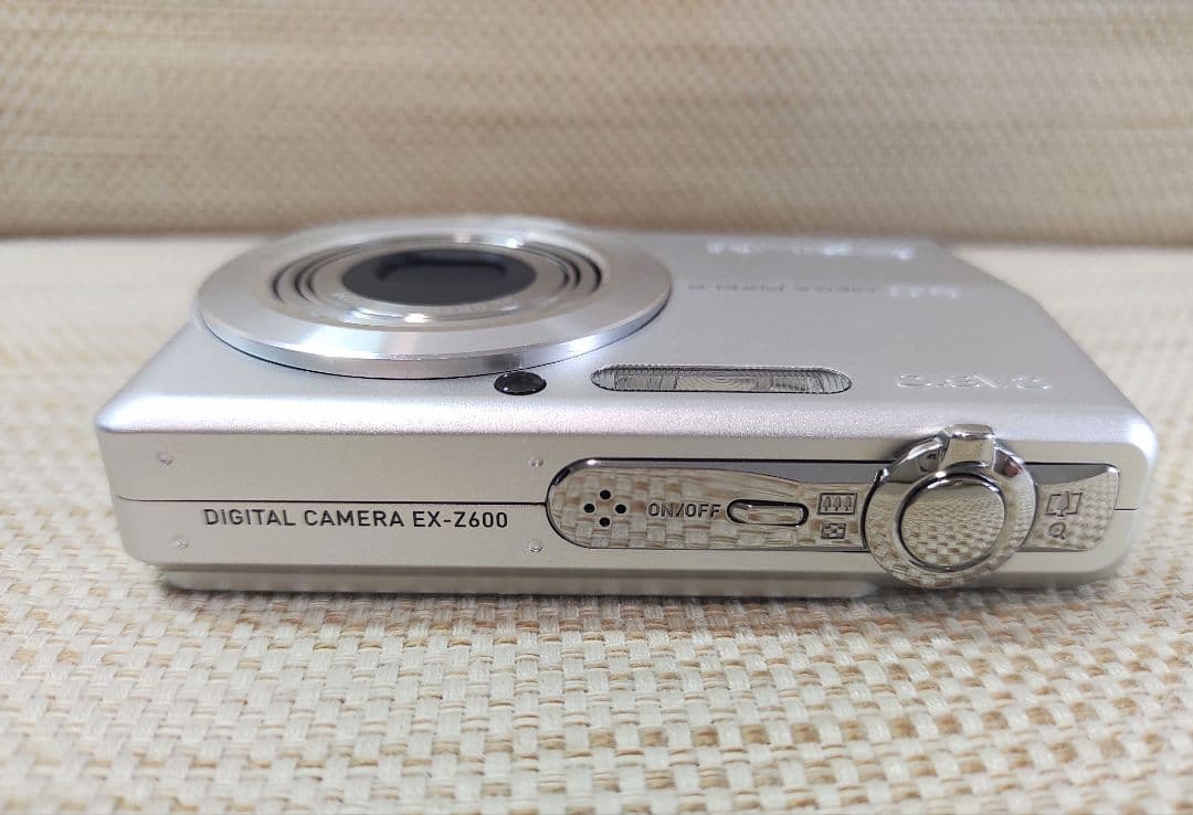 外観美品 CASIO EXILIM EX-Z600 シルバー コンデジ
