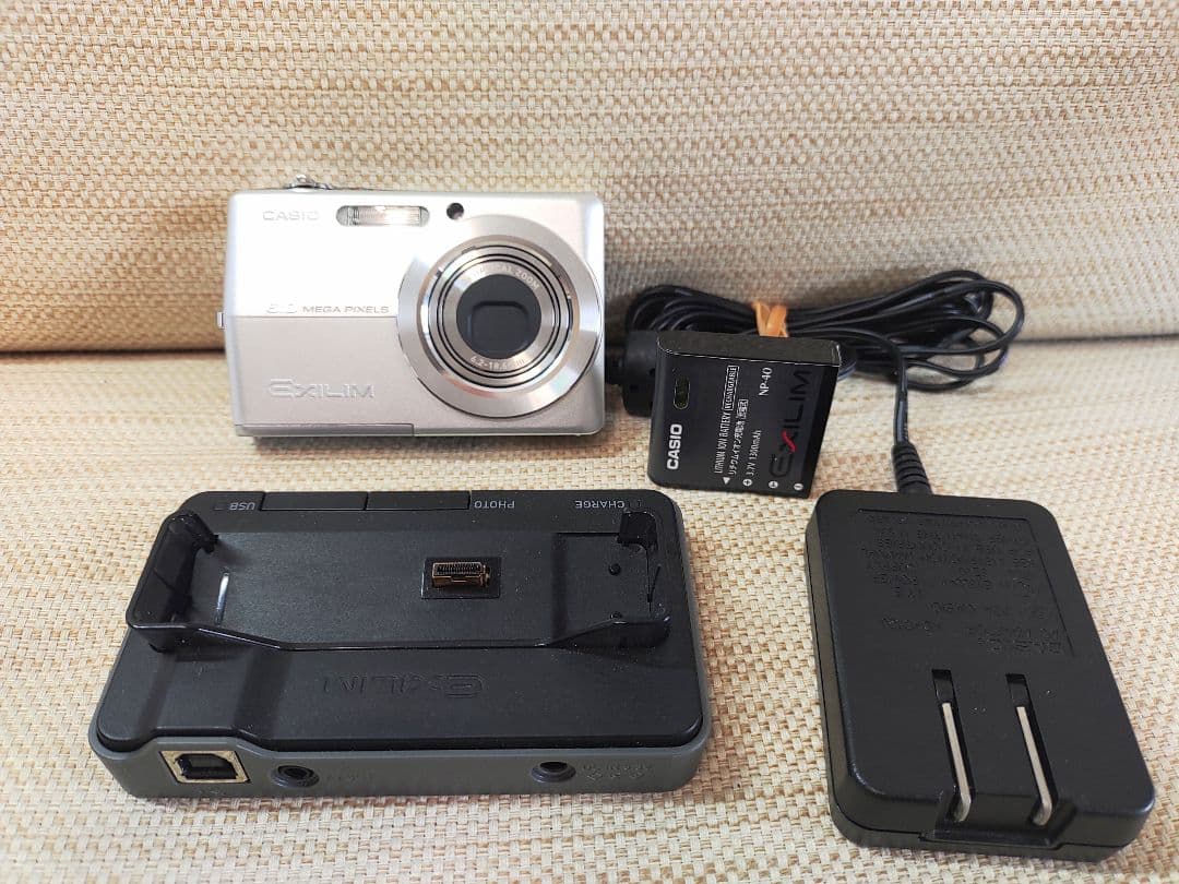 外観美品 CASIO EXILIM EX-Z600 シルバー コンデジ