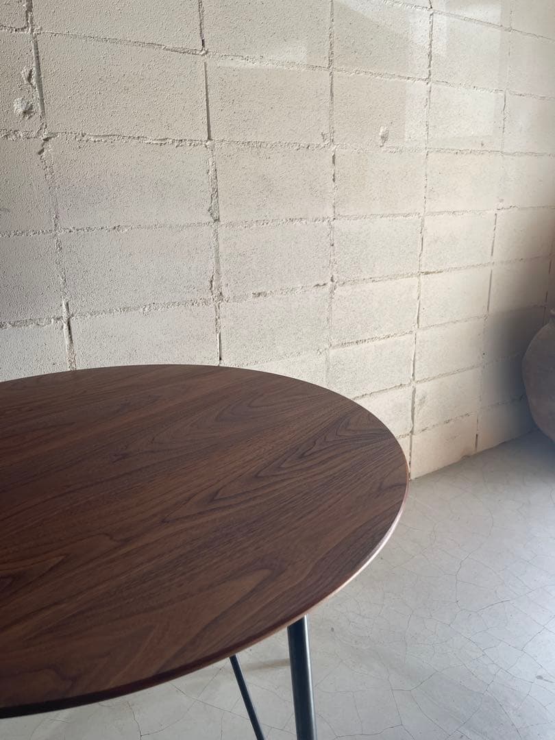 ウォールナット無垢　ダイニングテーブル　ラウンドテーブル　アイアン脚　北欧モダン