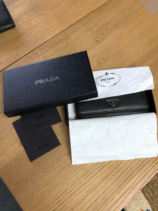 プラダ 長財布 美品 収納多い！