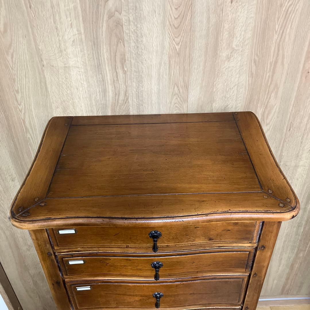 アンティークなチェスト