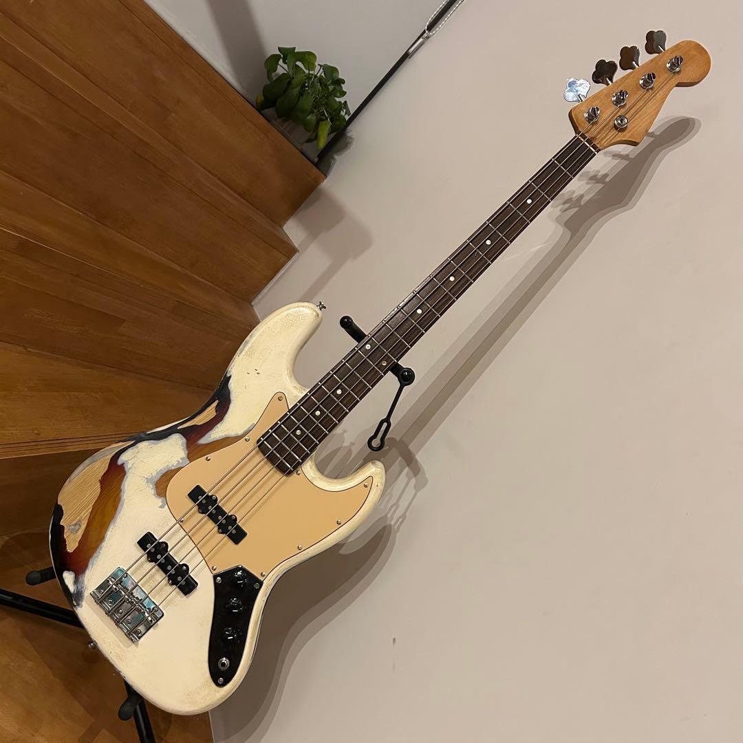 オリンピックホワイトレリック仕様ジャズベース 下地は3トーンサンバースト