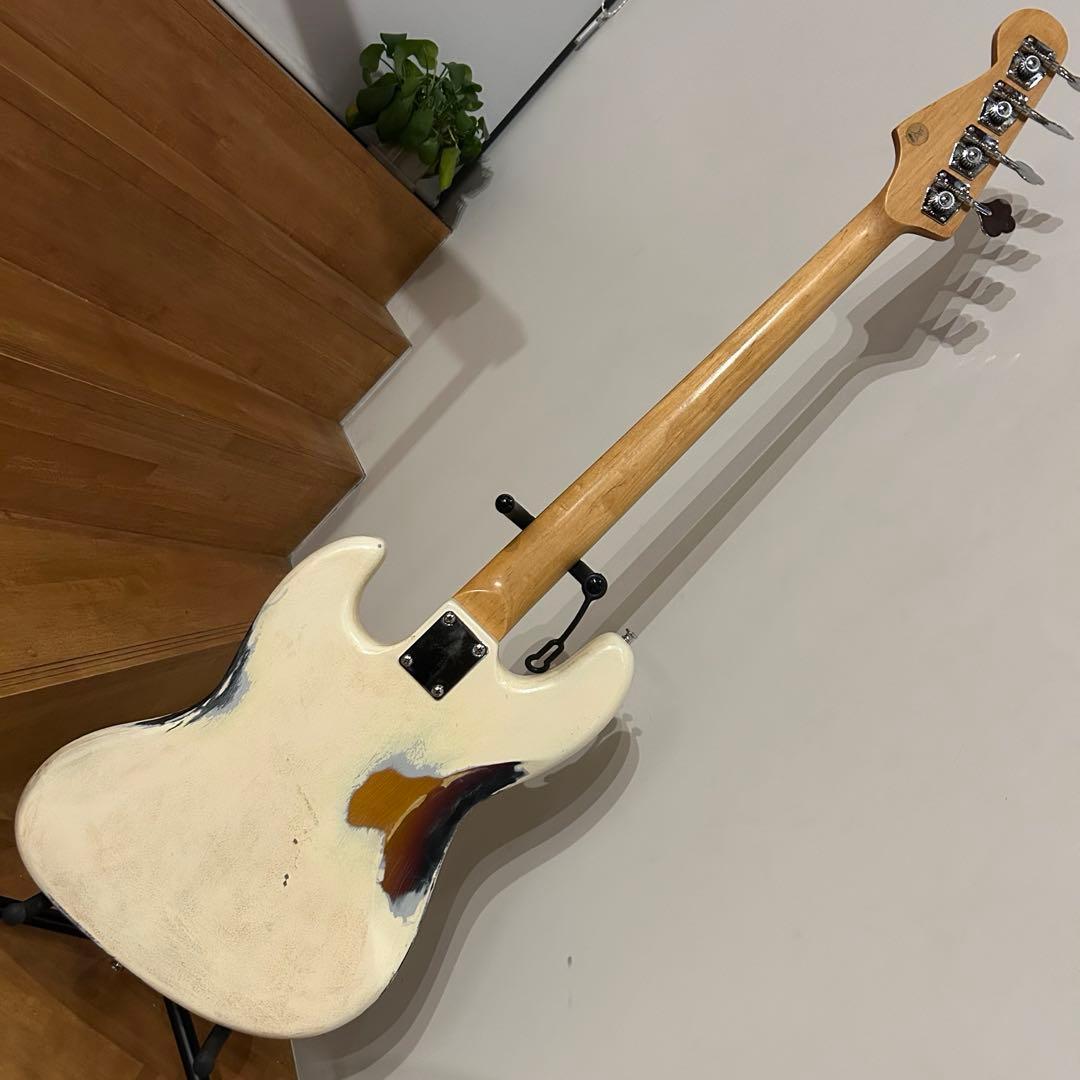 オリンピックホワイトレリック仕様ジャズベース 下地は3トーンサンバースト