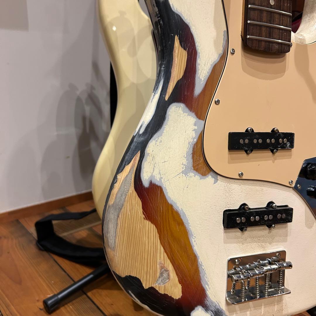 オリンピックホワイトレリック仕様ジャズベース 下地は3トーンサンバースト