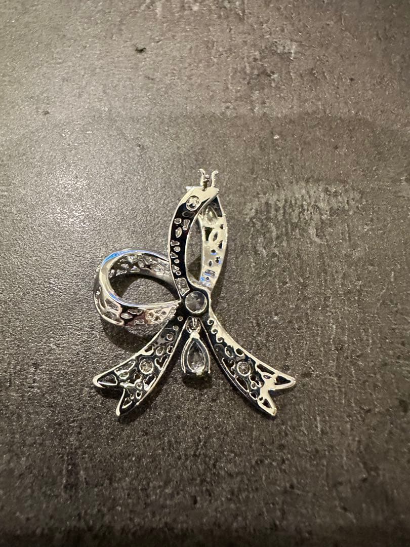 ほぼ未使用！！超美品！スワロフスキー　リボンピアス両耳