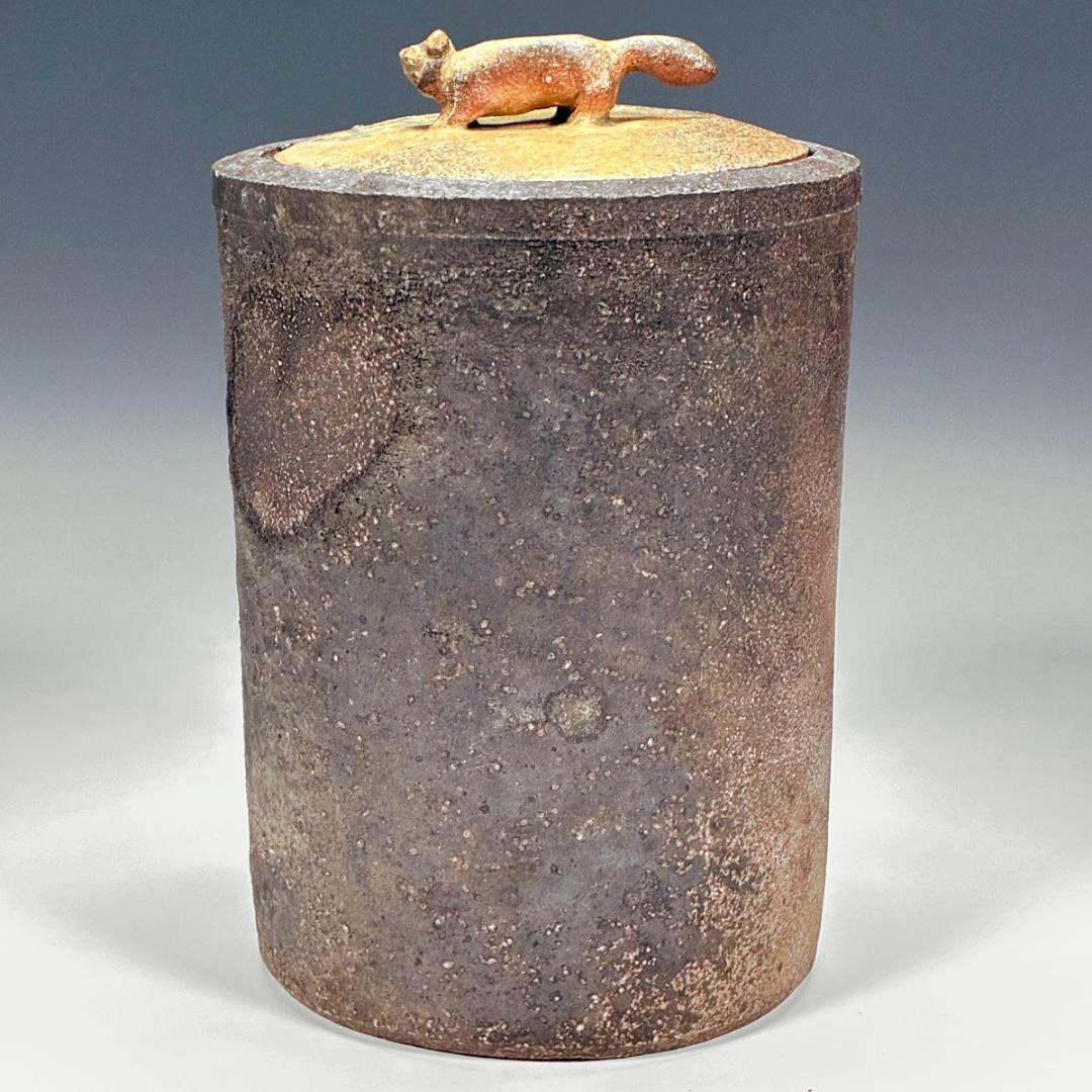 ■丹花義晴 作 水指 蓋にタヌキ 備前焼と信楽焼の融合 焼き締め自然豊かな風合い
