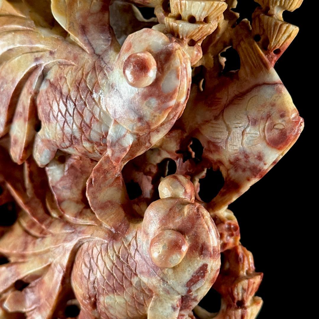中国古美術　唐物　寿山石　細密彫刻像　金魚置物　高さ19.5cm