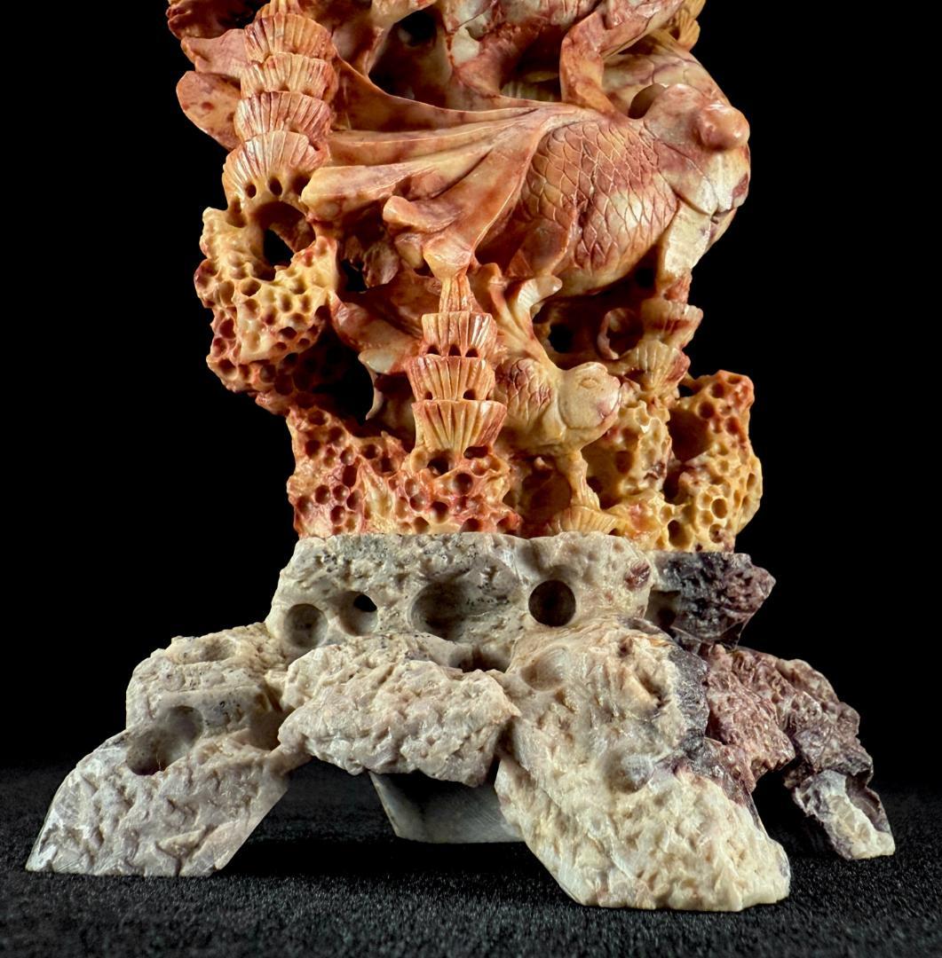 中国古美術　唐物　寿山石　細密彫刻像　金魚置物　高さ19.5cm