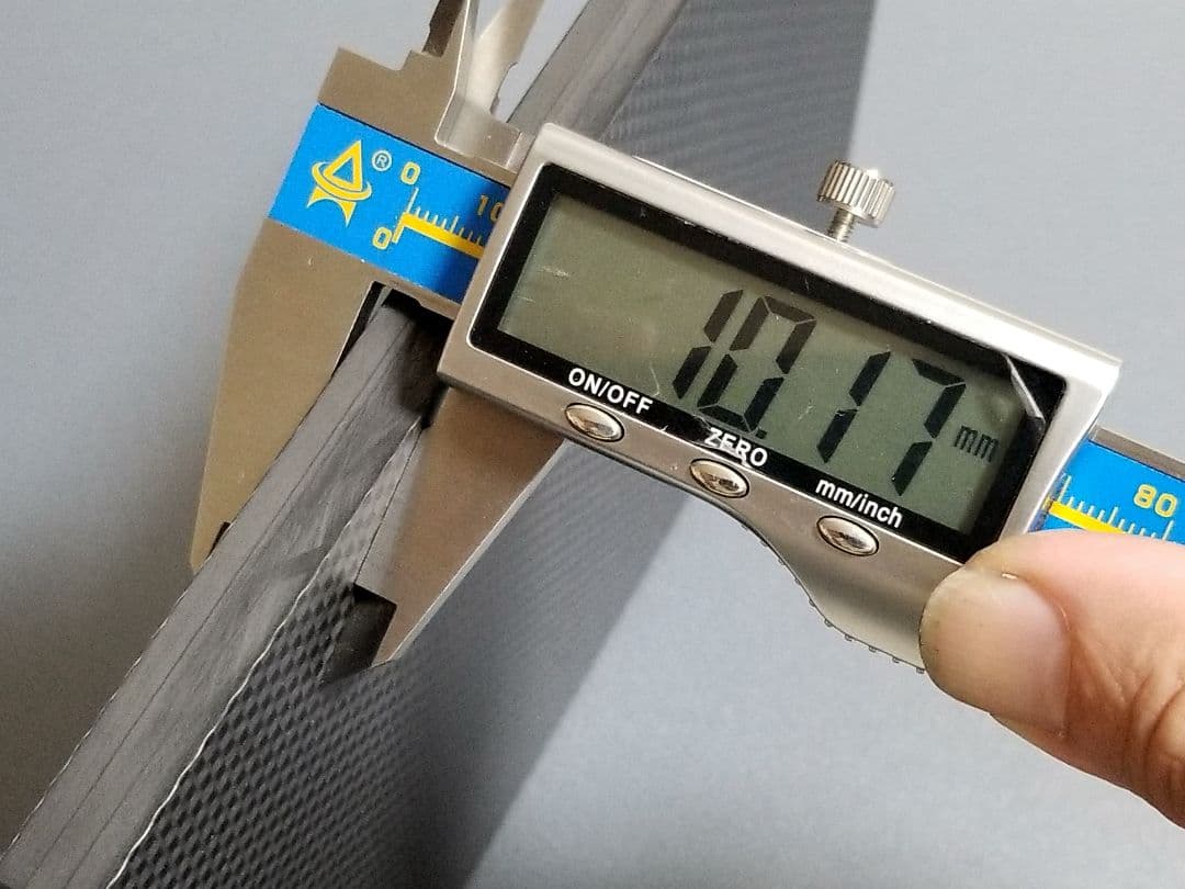 端材No.423　【CFRP素材】厚み約10ミリ　ドライカーボン・カーボン板