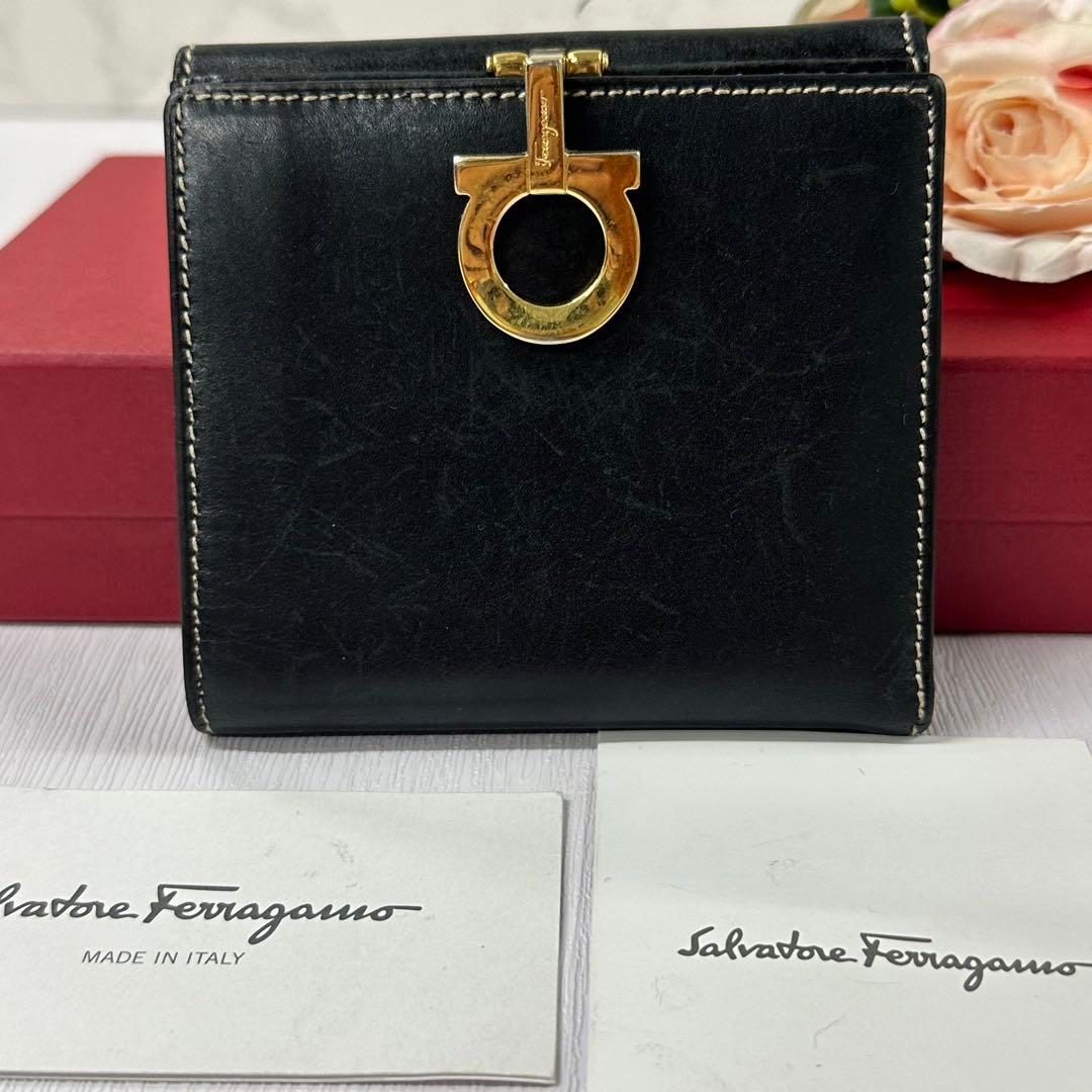 新品同様‼️ サルヴァトーレフェラガモ　財布　二つ折り　折り財布　ガンチーニ