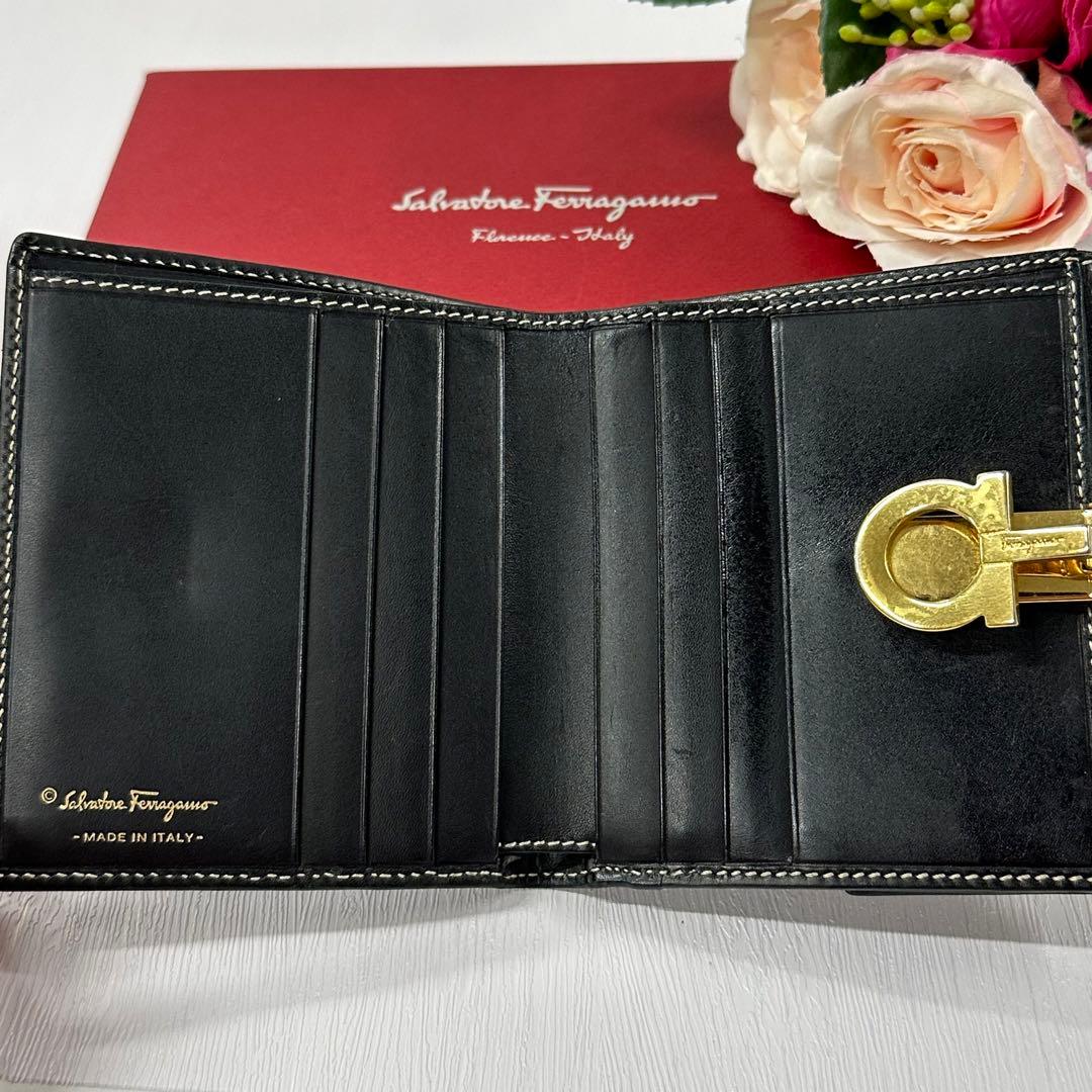 新品同様‼️ サルヴァトーレフェラガモ　財布　二つ折り　折り財布　ガンチーニ
