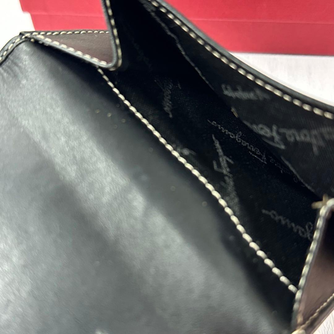 新品同様‼️ サルヴァトーレフェラガモ　財布　二つ折り　折り財布　ガンチーニ