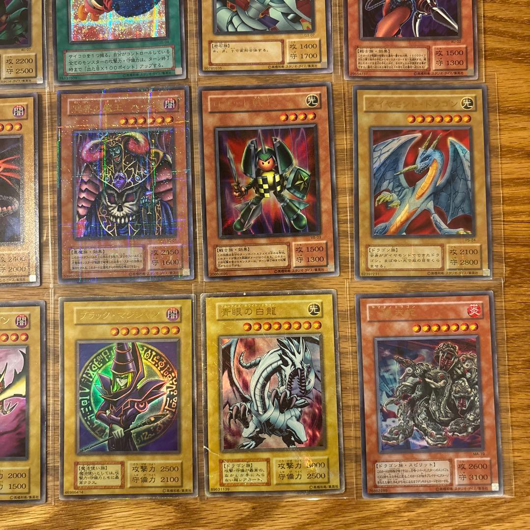 遊戯王カード　デュエルモンスターズ　ブラックマジシャン　ブルーアイズ　等28枚