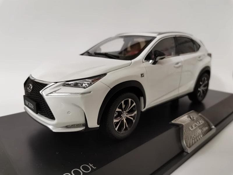 限定版1/18 レクサス NX 200t 模型　ミニカー　完成品　展示台付き　白