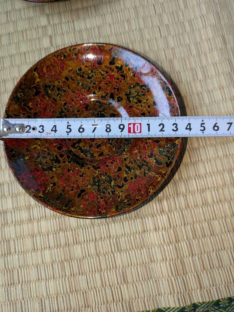 津軽塗の入れ物と皿