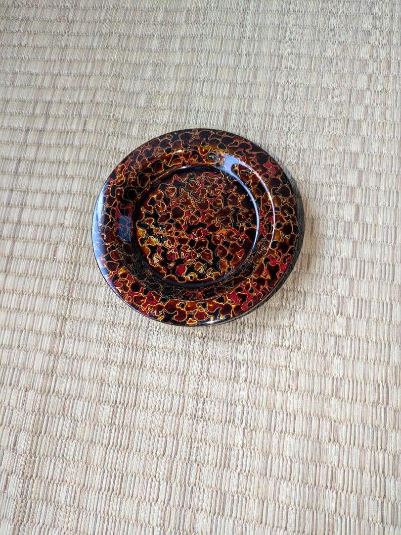 津軽塗の入れ物と皿