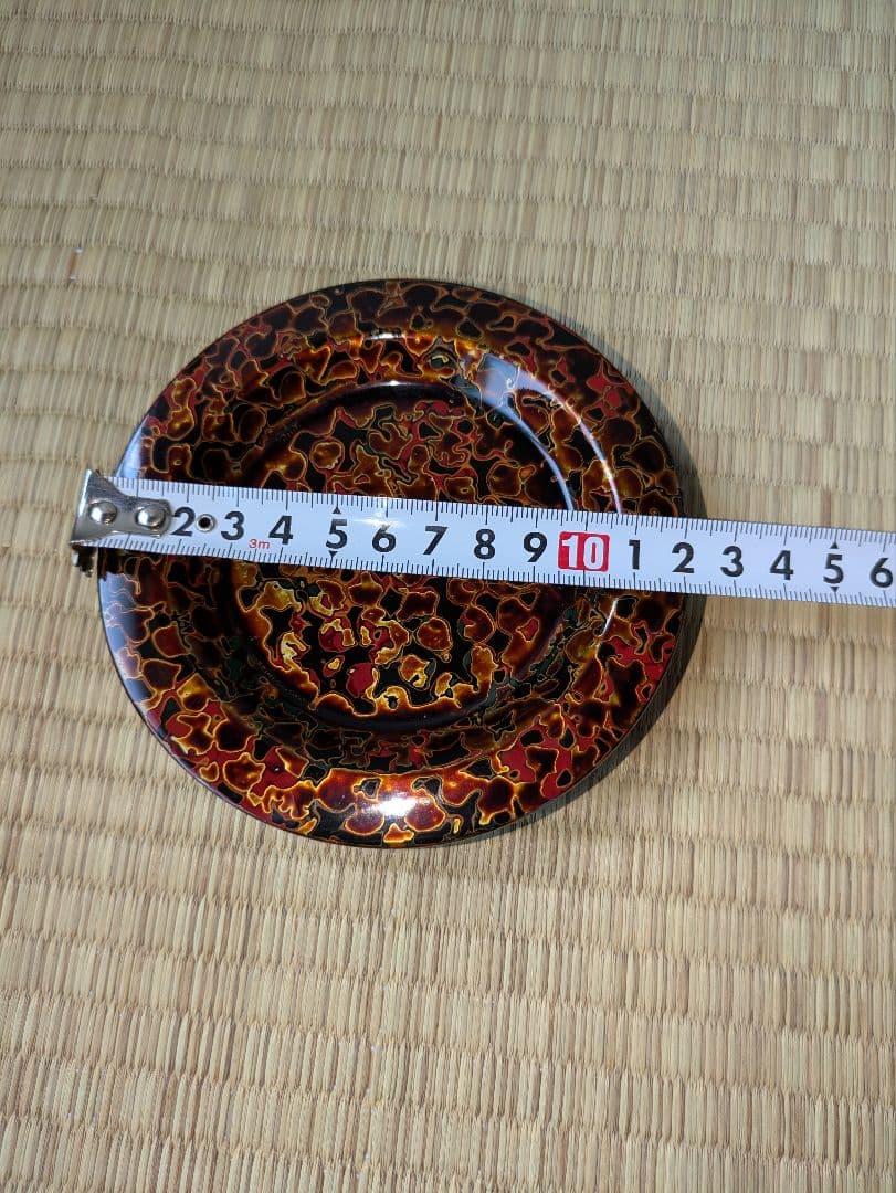 津軽塗の入れ物と皿