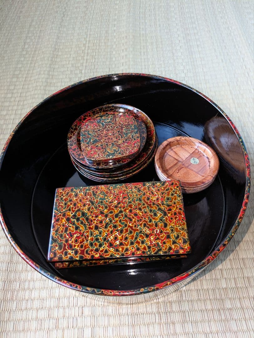 津軽塗の入れ物と皿