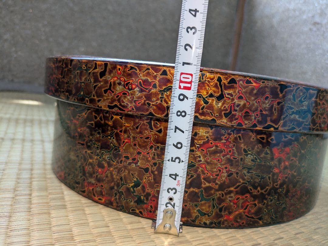 津軽塗の入れ物と皿