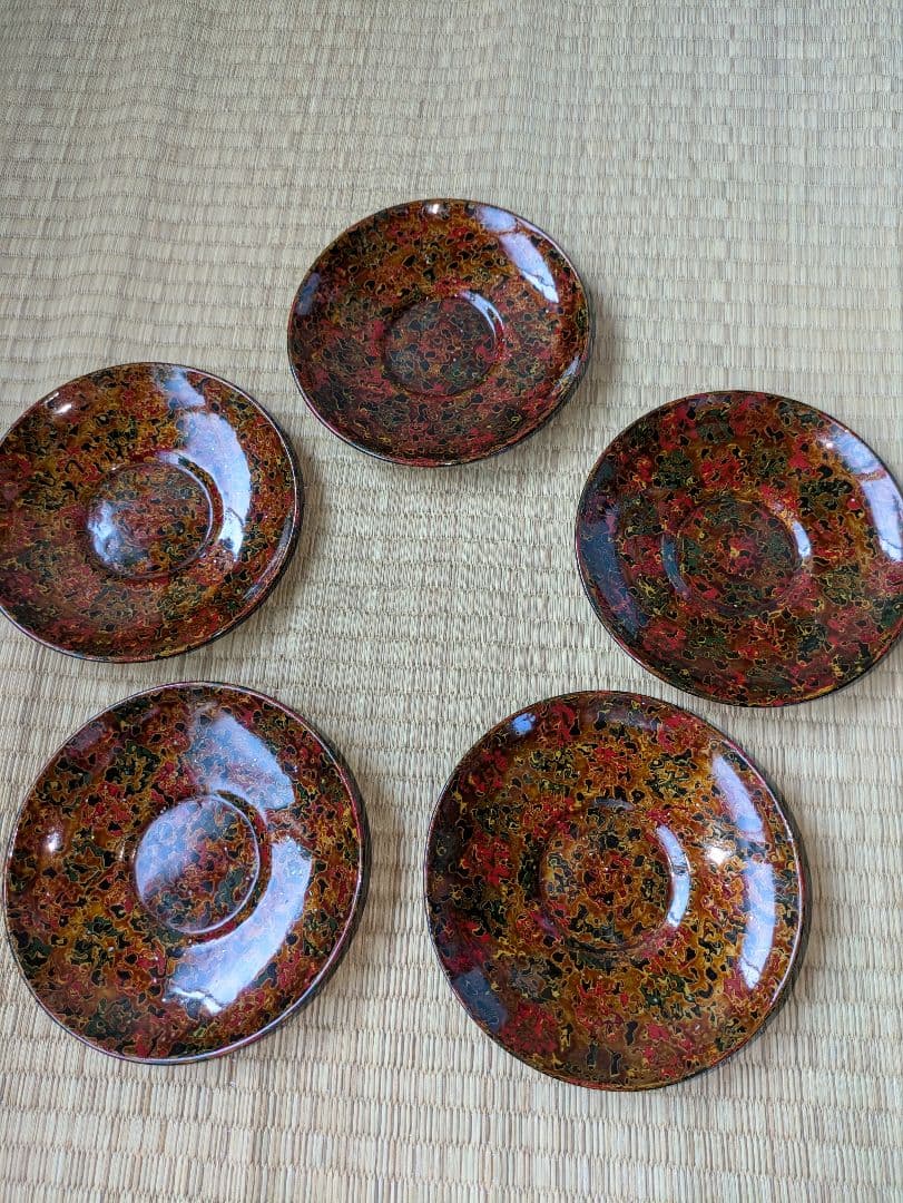 津軽塗の入れ物と皿