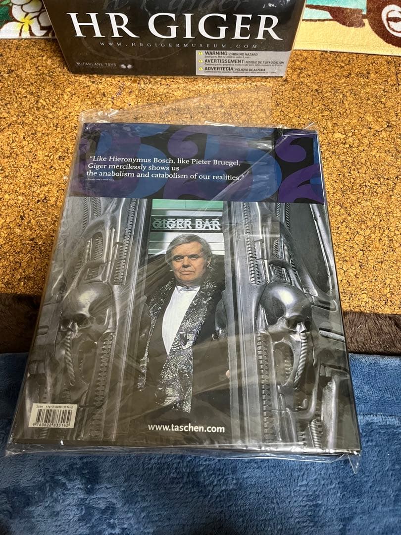 HR GIGERフィギュア&写真集