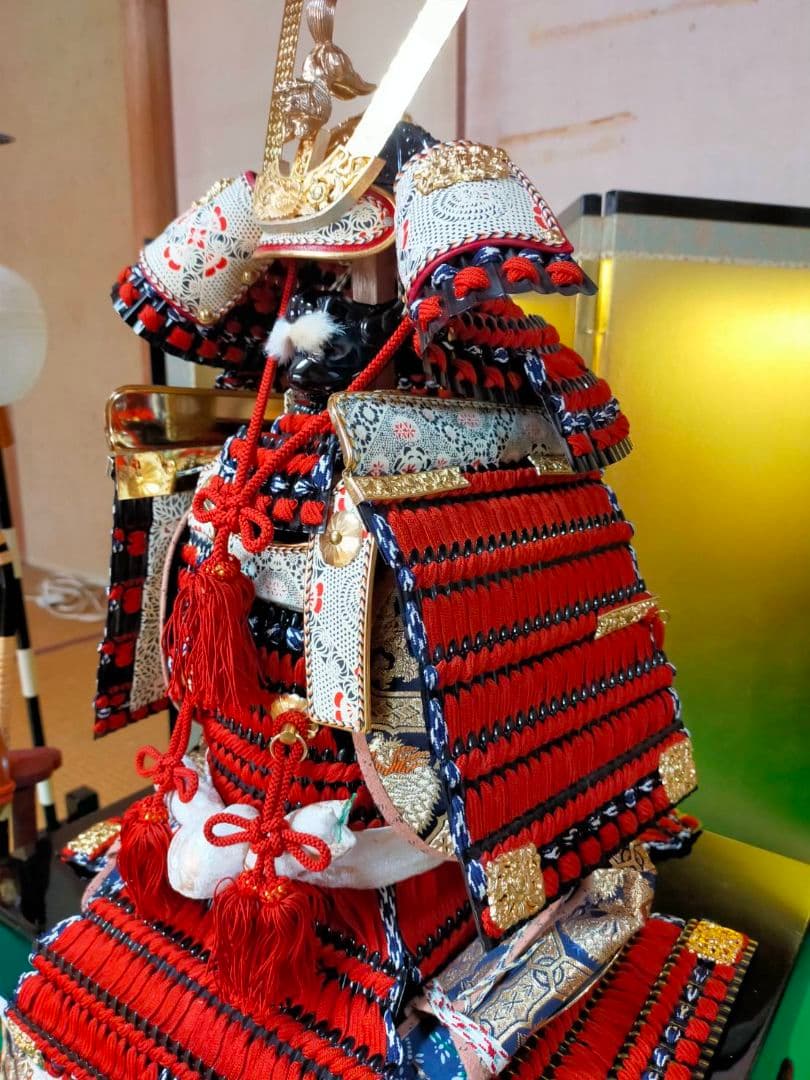 京都島津有職五月人形、大鎧飾り 金屏風、弓、太刀、提灯（灯付）緑色毛氈、黒塗台座