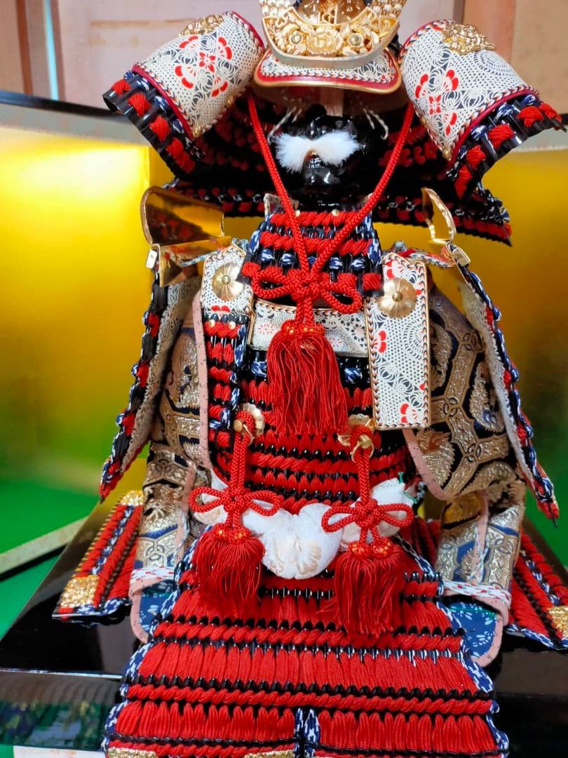 京都島津有職五月人形、大鎧飾り 金屏風、弓、太刀、提灯（灯付）緑色毛氈、黒塗台座