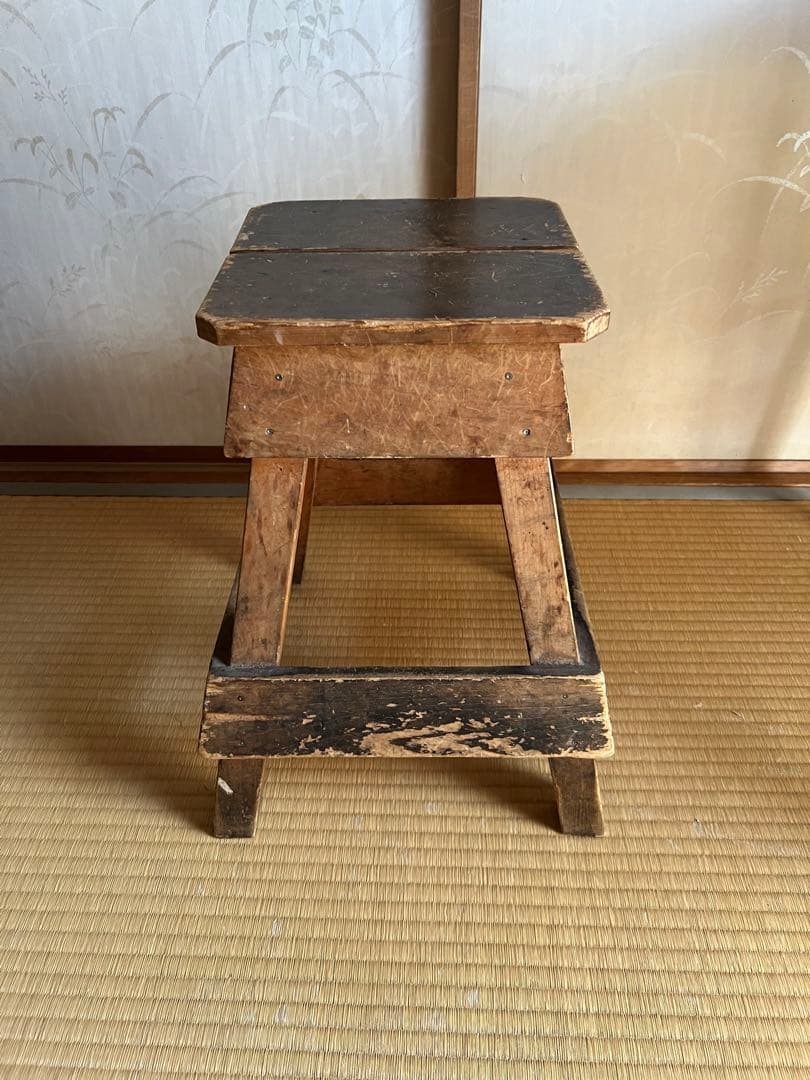 アンティークチェア　無垢材　木製　昭和レトロな学校の椅子　スツール　花台