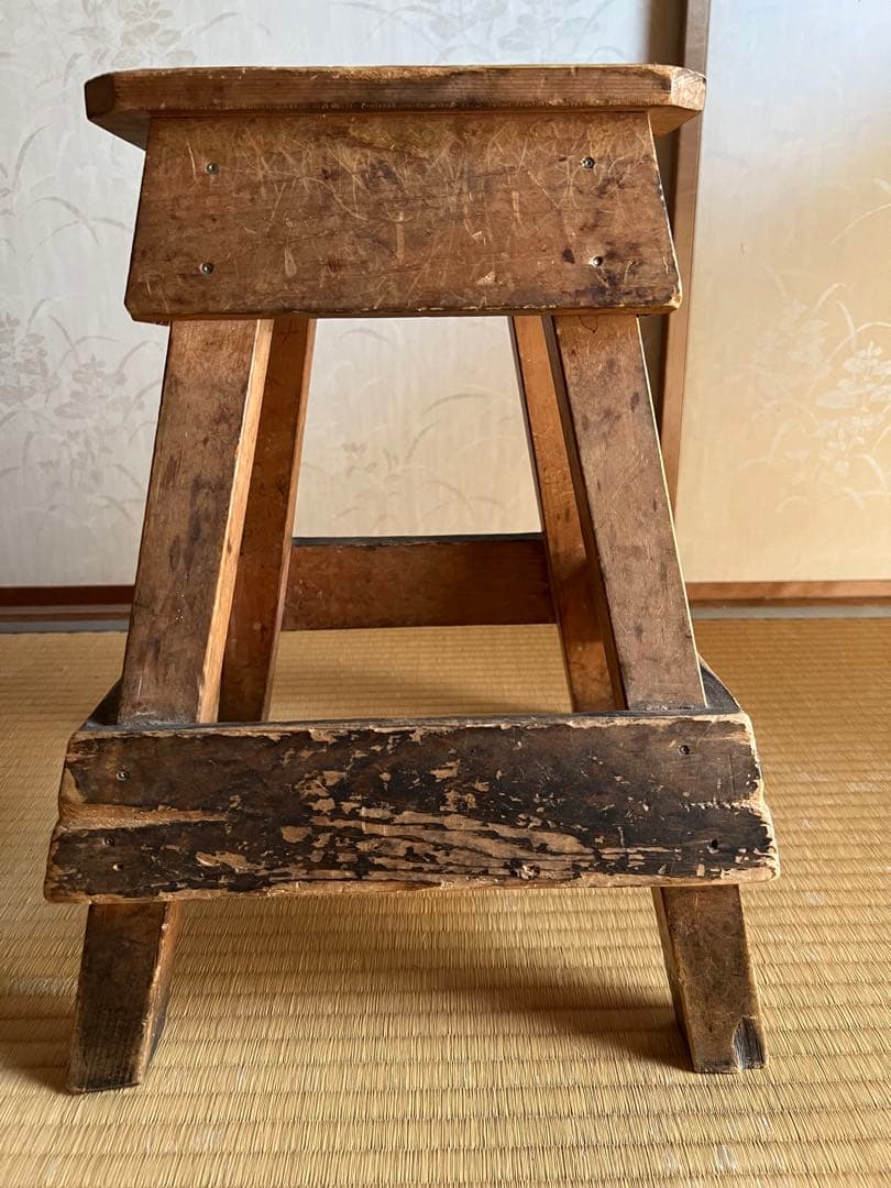 アンティークチェア　無垢材　木製　昭和レトロな学校の椅子　スツール　花台