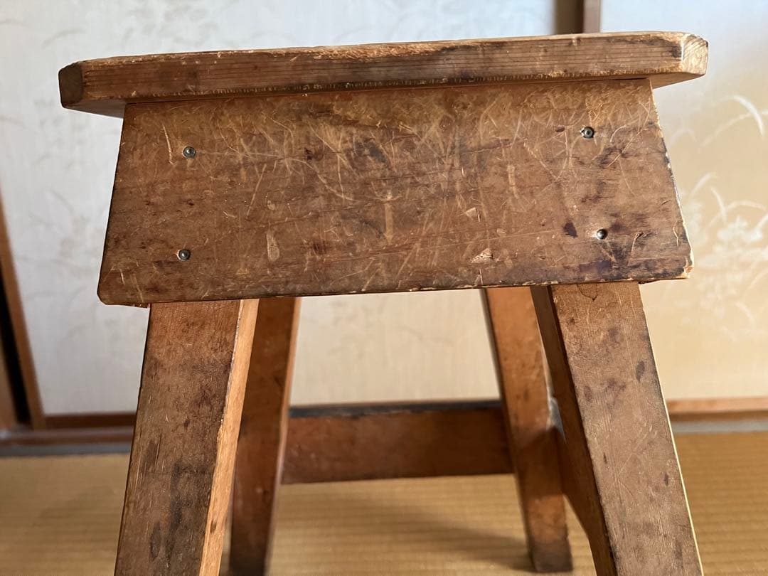 アンティークチェア　無垢材　木製　昭和レトロな学校の椅子　スツール　花台