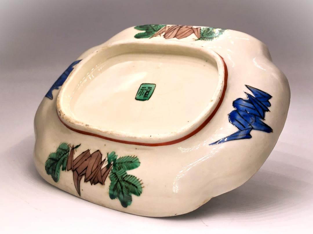 【 古九谷色絵木瓜型中皿 】　岩牡丹・鯉魚・雲文　折鶴若松図　角福印　江戸時代