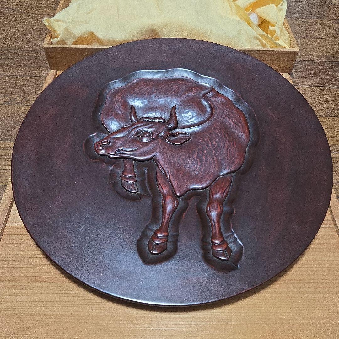 伝統工芸 漆器 鎌倉彫飾皿 和牛の浮彫り 銘有り