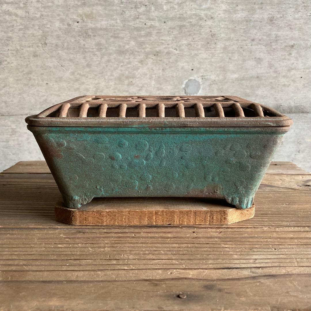 古い火鉢 手炙り 行火 暖房 香炉 蚊取り線香入れ 鉄製 木製台 骨董 レトロ