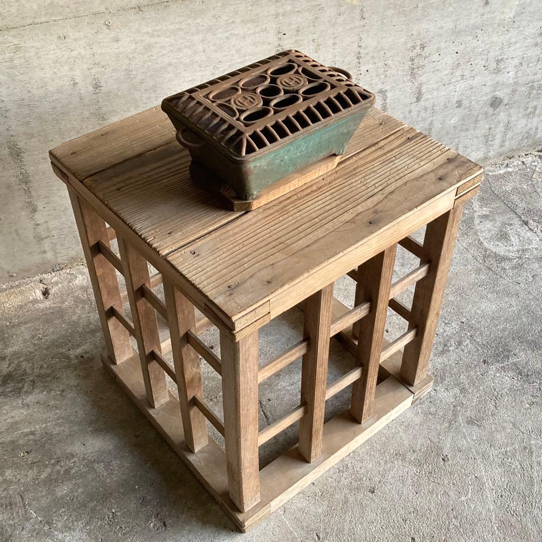 古い火鉢 手炙り 行火 暖房 香炉 蚊取り線香入れ 鉄製 木製台 骨董 レトロ