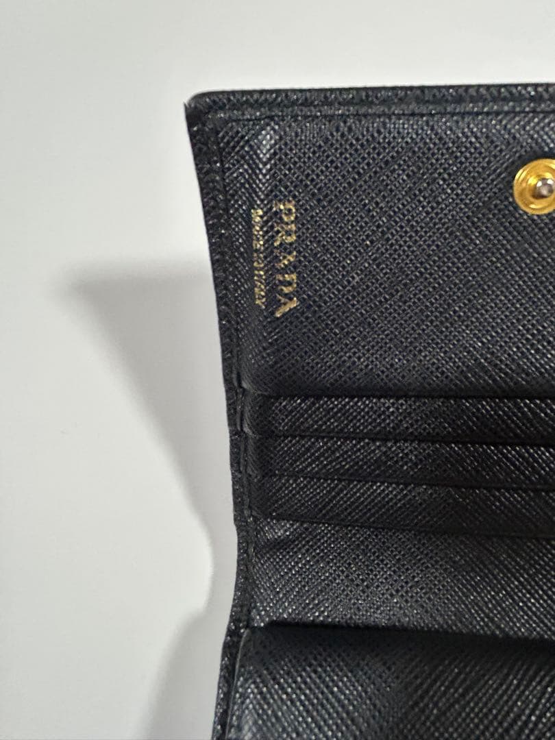 プラダ 2つ折り財布 レザー 三角ロゴ ブラック 美品　1MV204