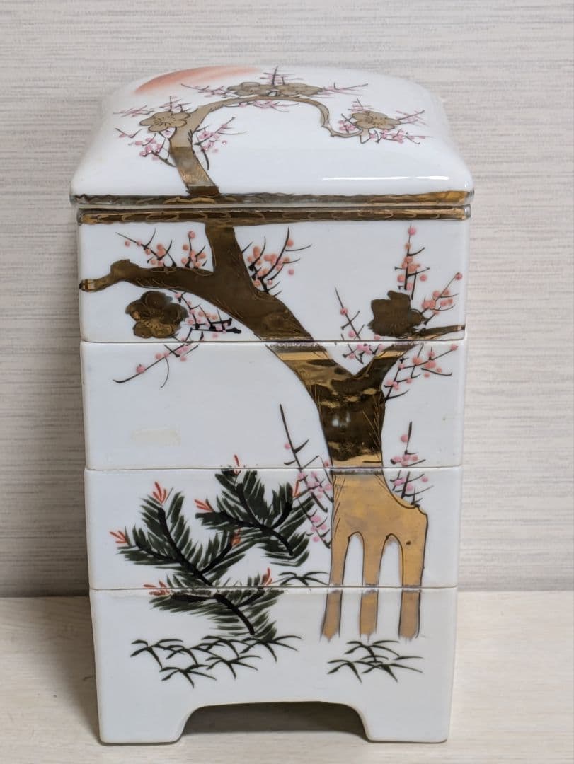 骨董品　大正ロマン　蓋付き四段重　陶器製　金彩松竹梅と旭日鶴飛来