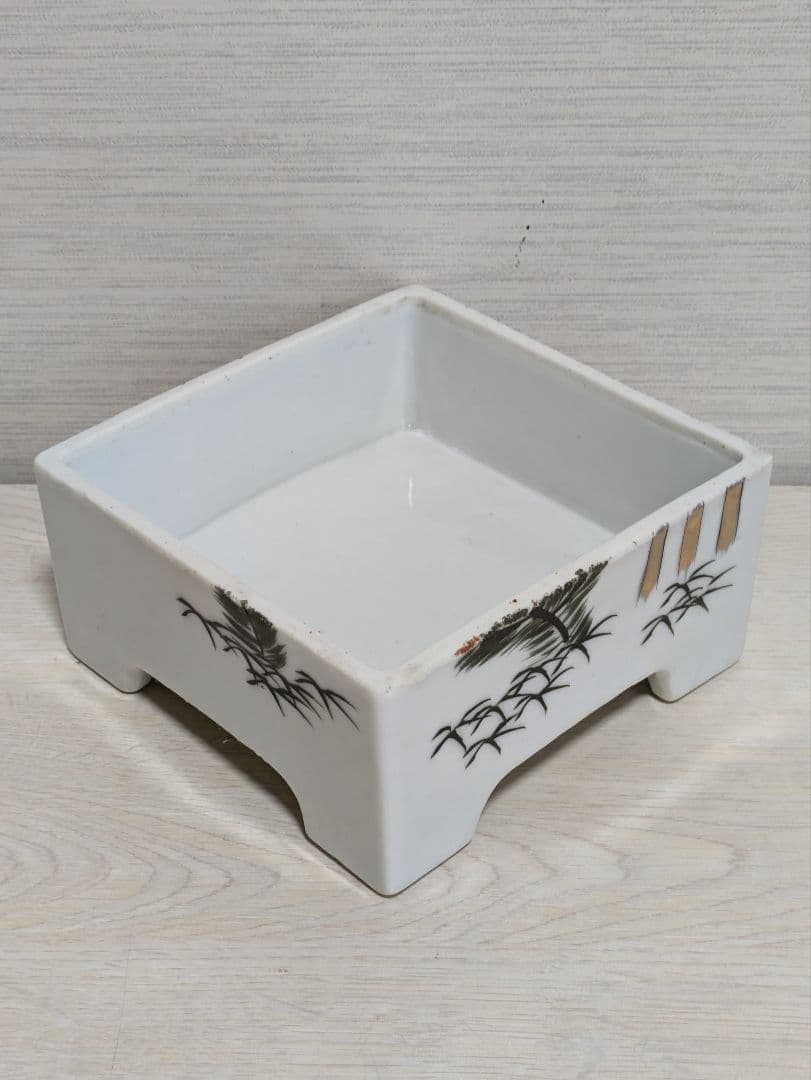 骨董品　大正ロマン　蓋付き四段重　陶器製　金彩松竹梅と旭日鶴飛来