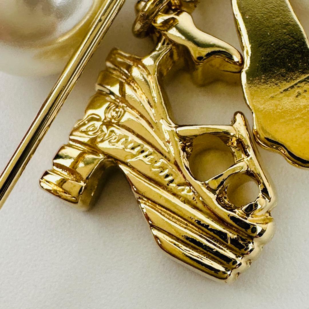 美品　フェラガモ　ゴールドブローチ　ピンブローチ　コサージュ　アクセサリー　ロゴ