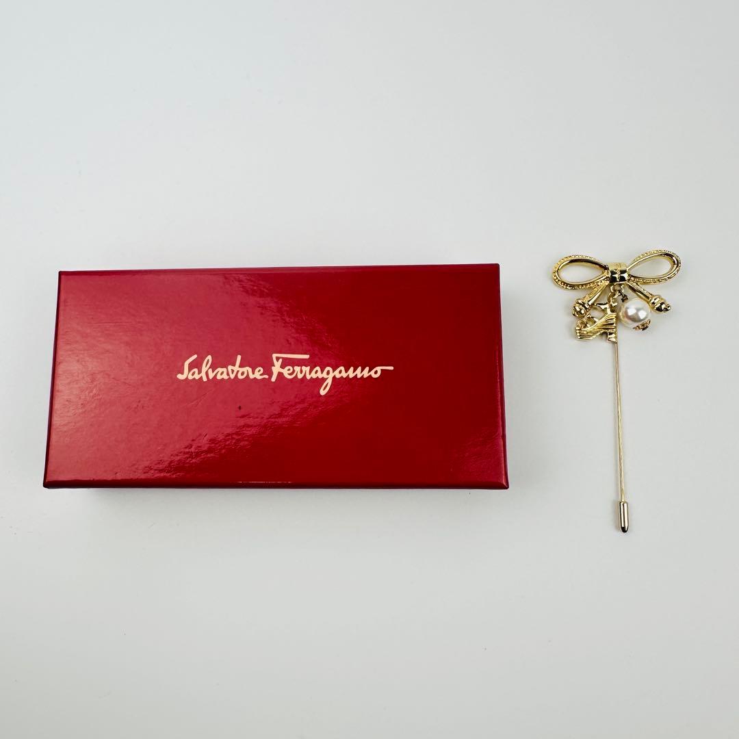 美品　フェラガモ　ゴールドブローチ　ピンブローチ　コサージュ　アクセサリー　ロゴ