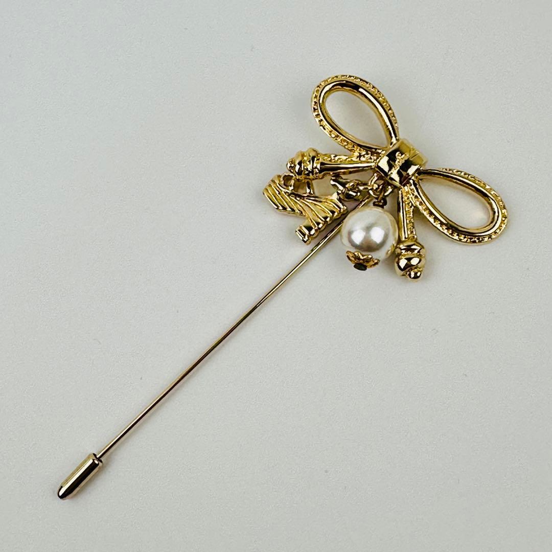 美品　フェラガモ　ゴールドブローチ　ピンブローチ　コサージュ　アクセサリー　ロゴ
