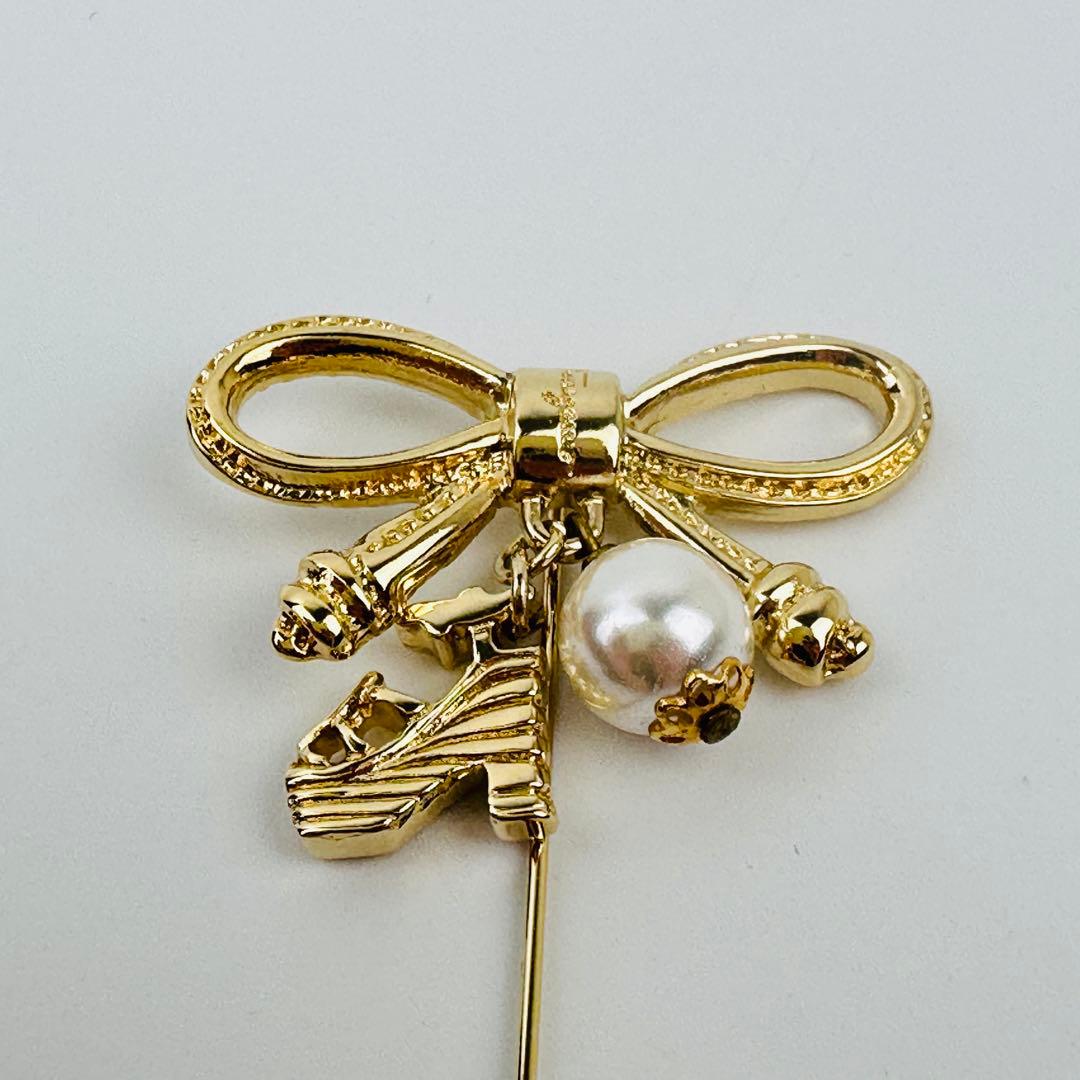 美品　フェラガモ　ゴールドブローチ　ピンブローチ　コサージュ　アクセサリー　ロゴ