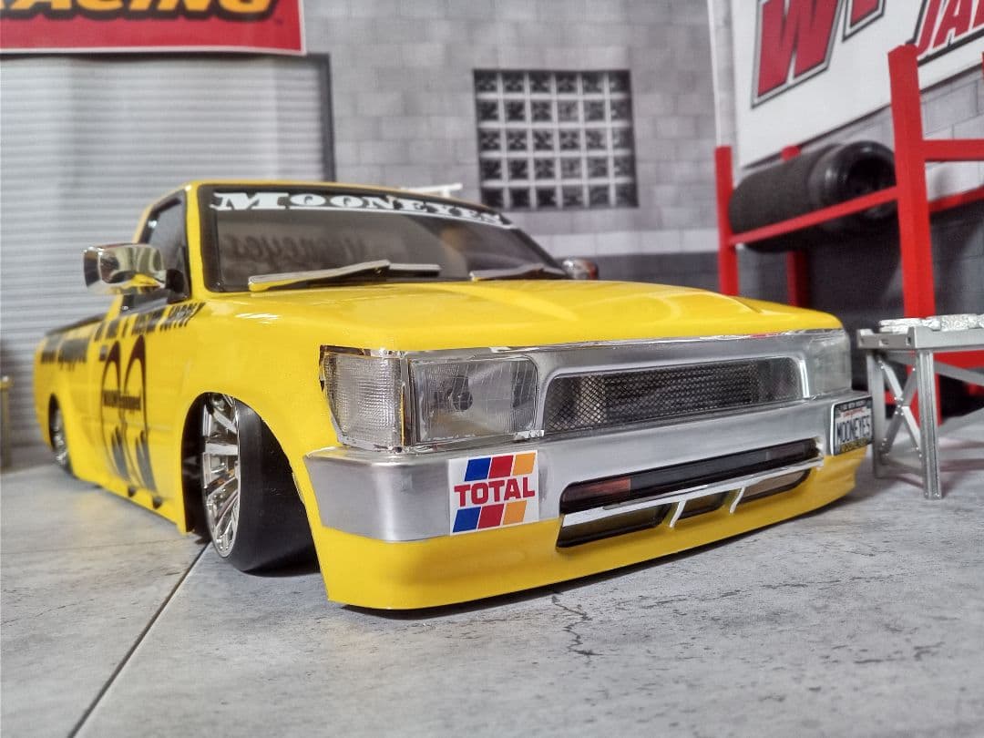 ストリートジャム製 トヨタ ハイラックス80 トラッキン ムーンアイズ仕様♪