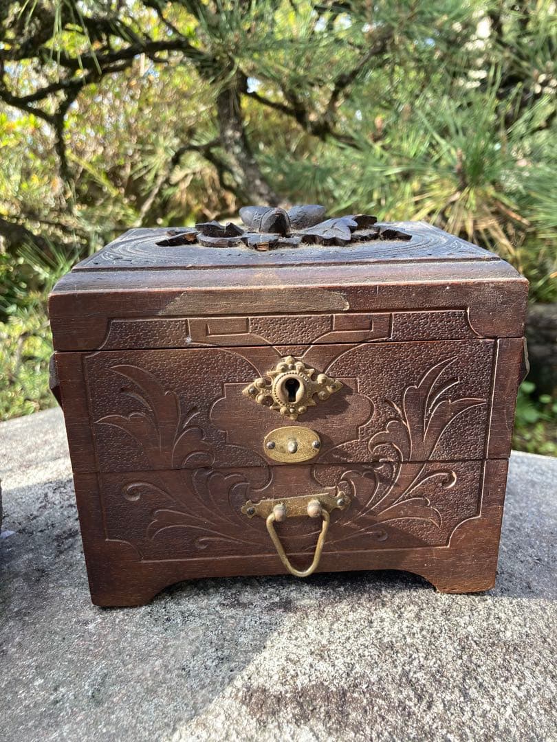 美しいアンティーク　木製　収納ボックス　どんぐりの彫刻　宝物入れ