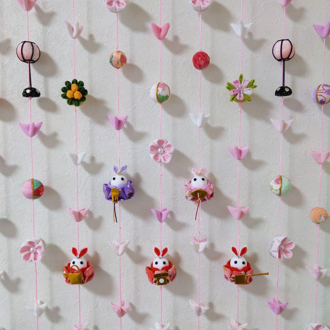 ちりめん細工　お花とまりとうさぎ雛の壁掛け下げ飾り(9下げ)