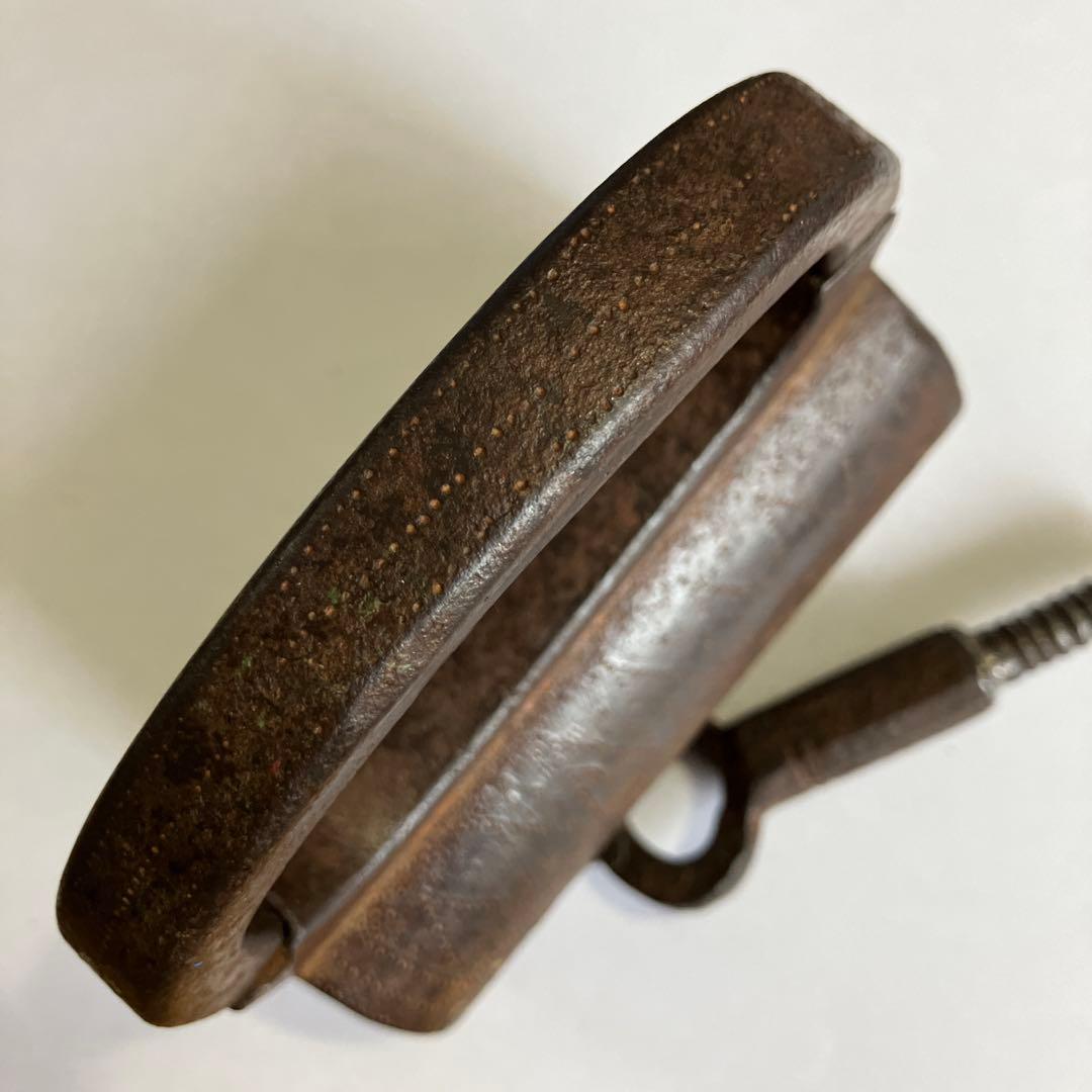 アンティークな鉄製スクリュー式円筒型南京錠（表面には点描幾何学模様）